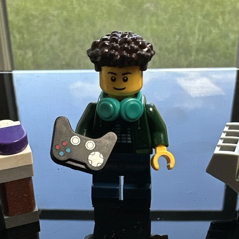 LEGO Gamer Minifigure Desk Laptop‎ Chair Controller Custom Build